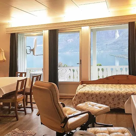 Two-bedroom Holiday In Lejlighed Høyheimsvik